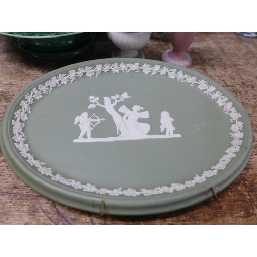 791 - Seven pieces of pink, blue and green Wedgwood including five jasperware