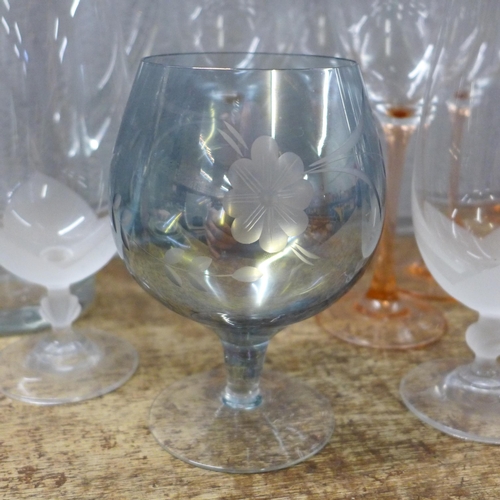 792 - Glassware; an etched glass lemonade jug and eleven various glasses (5,4,2) **PLEASE NOTE THIS LOT IS... 