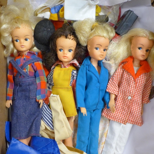 793 - Six vintage Pedigree Sindy dolls plus clothes and accessories