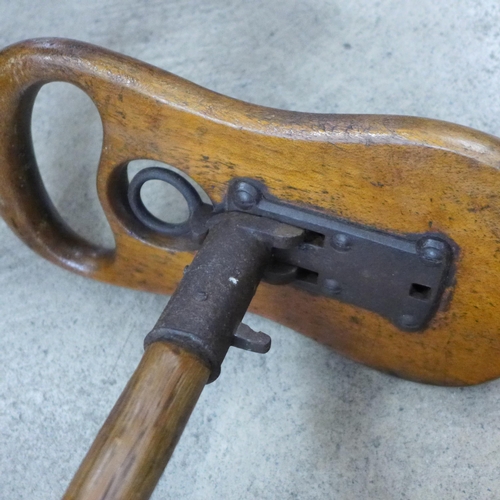 800 - An early 20th Century wooden shooting stick with carved shooting emblem in the seat