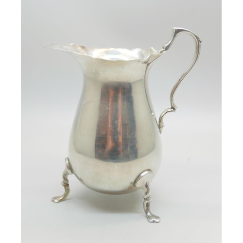 811 - A silver cream jug, Chester 1923, 127g