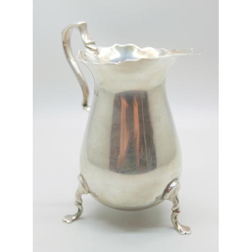 811 - A silver cream jug, Chester 1923, 127g