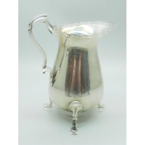 811 - A silver cream jug, Chester 1923, 127g