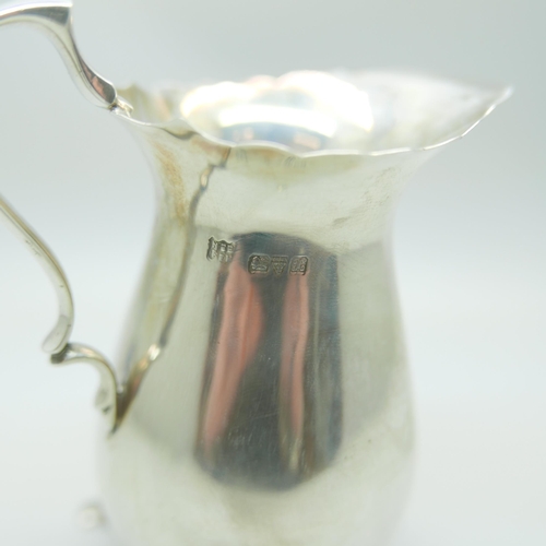 811 - A silver cream jug, Chester 1923, 127g