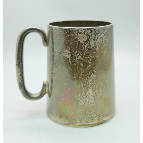 812 - A silver mug, 186g, handle dented