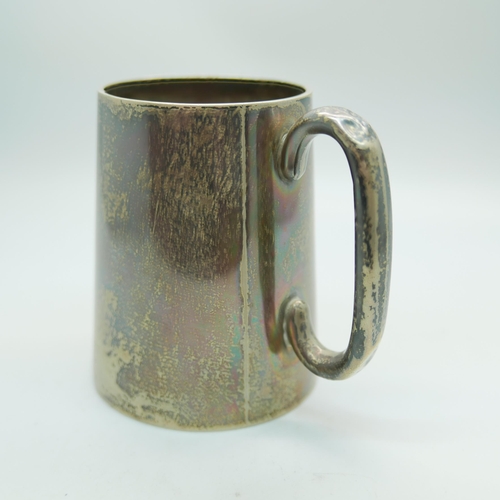 812 - A silver mug, 186g, handle dented