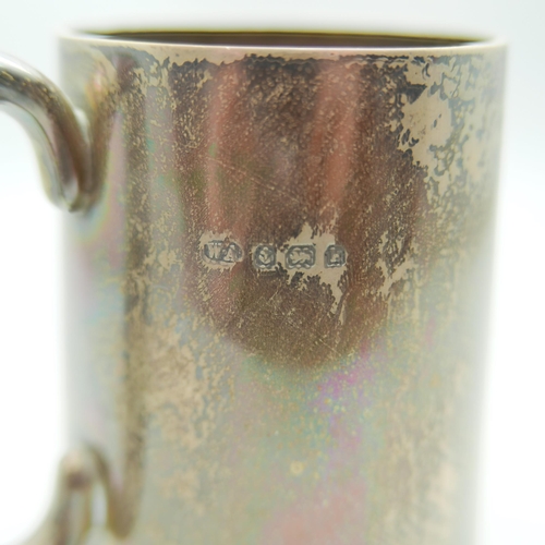 812 - A silver mug, 186g, handle dented