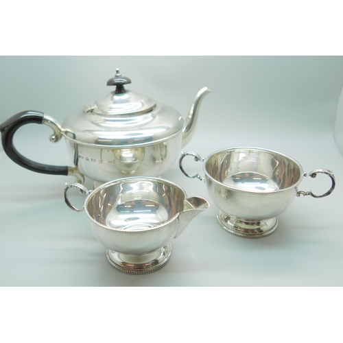 813 - A three piece silver tea service, Birmingham 1958, 627g