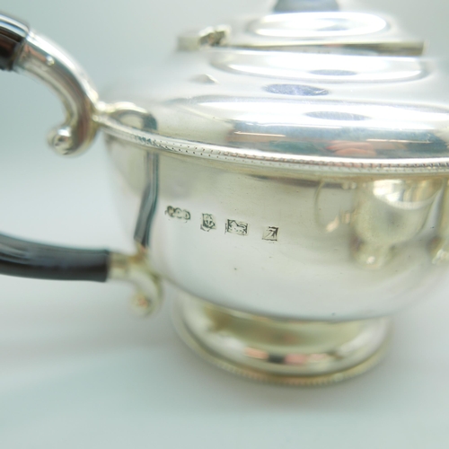 813 - A three piece silver tea service, Birmingham 1958, 627g