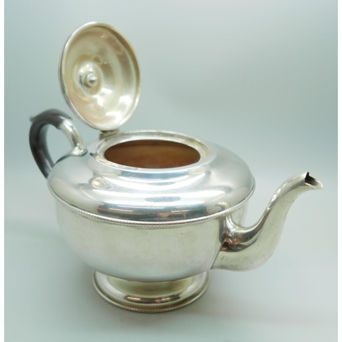 813 - A three piece silver tea service, Birmingham 1958, 627g