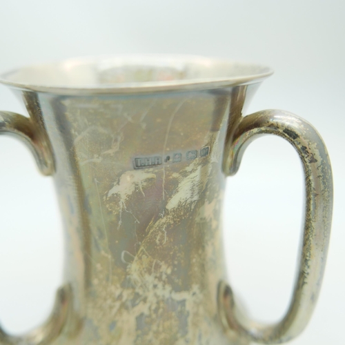 815 - A silver three handled cup, Birmingham 1908, 193g, 9cm