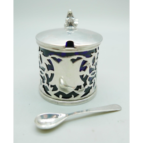 818 - A silver mustard with blue glass liner and a plated spoon, Birmingham 1903, 56g