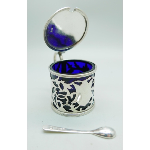 818 - A silver mustard with blue glass liner and a plated spoon, Birmingham 1903, 56g