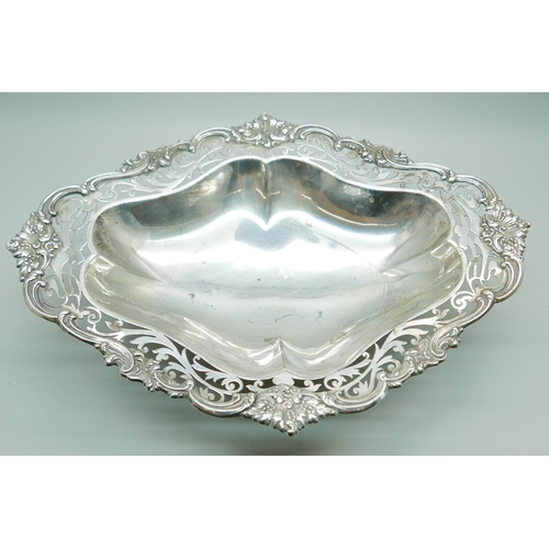 820 - A silver pedestal dish with pierced detail, Chester 1906, 408g, 27.5cm wide