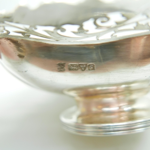 820 - A silver pedestal dish with pierced detail, Chester 1906, 408g, 27.5cm wide