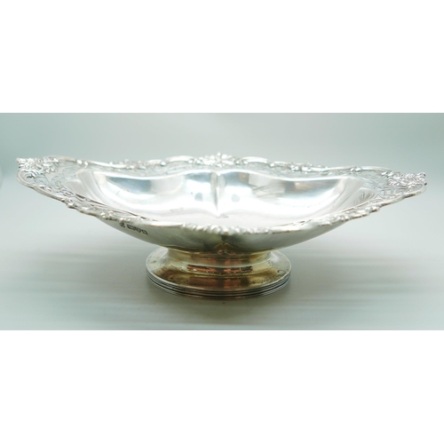 820 - A silver pedestal dish with pierced detail, Chester 1906, 408g, 27.5cm wide