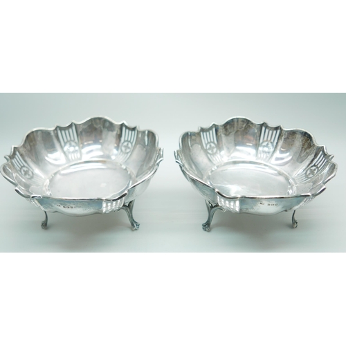 822 - A pair of pierced silver dishes, Birmingham 1917, 257g