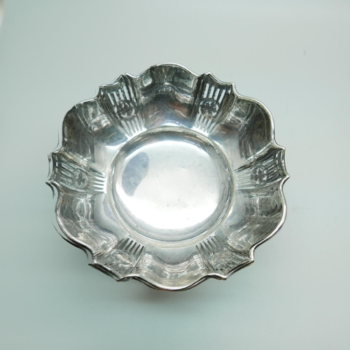 822 - A pair of pierced silver dishes, Birmingham 1917, 257g