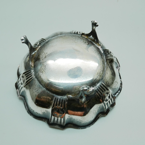 822 - A pair of pierced silver dishes, Birmingham 1917, 257g