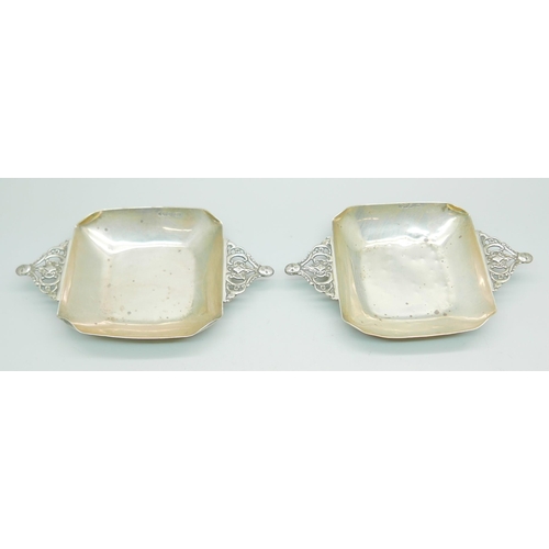 827 - Two silver trinket dishes, 70g