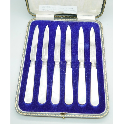 831 - A cased set of mother of pearl and silver dessert knives, Sheffield 1923, total weight 129g