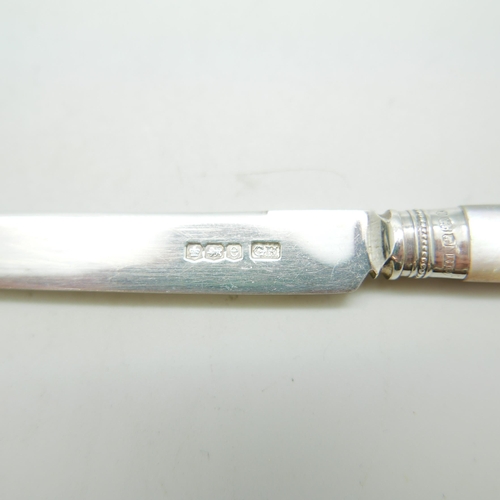 831 - A cased set of mother of pearl and silver dessert knives, Sheffield 1923, total weight 129g