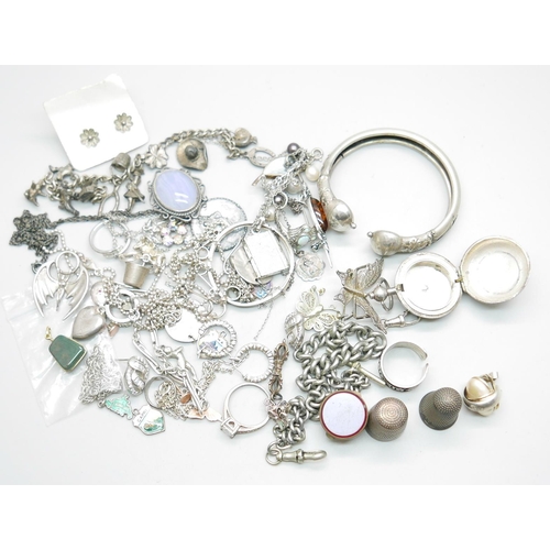 854 - A collection of silver and other jewellery, an Albert chain, two thimbles, a sovereign case lacking ... 