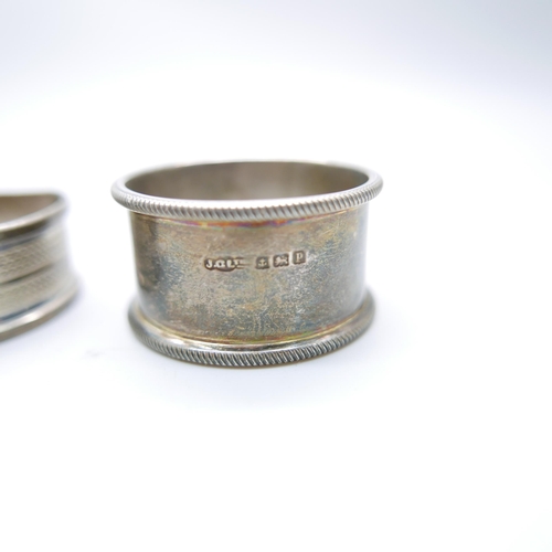 857 - Three silver napkin rings, 71g