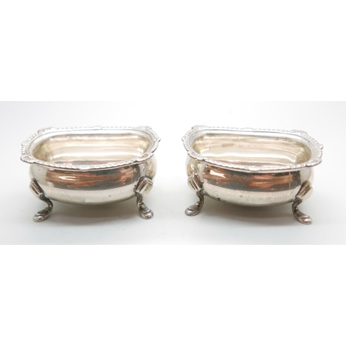 867 - A pair of silver salts, Walker & Hall, London 1938, 105g