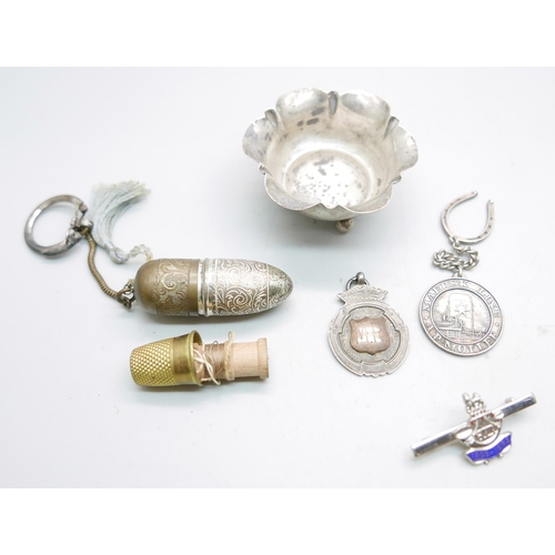 870 - A silver salt, a sterling silver Maersk Line fob marked made in Denmark, 37g, a thimble holder and a... 