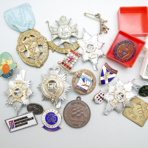 880 - Badges and pins