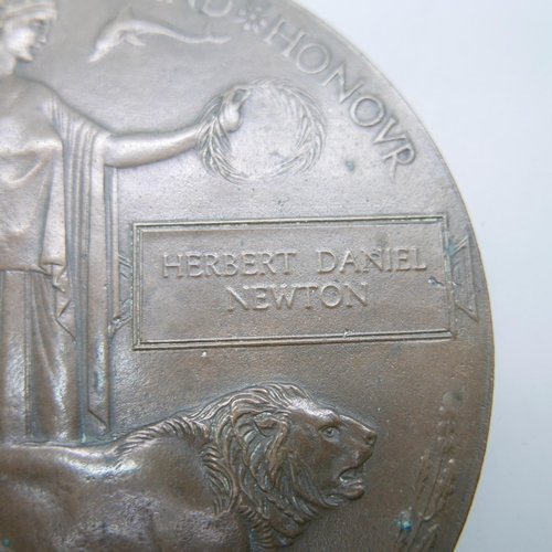 887 - A WWI death plaque to Herbert Daniel Newton