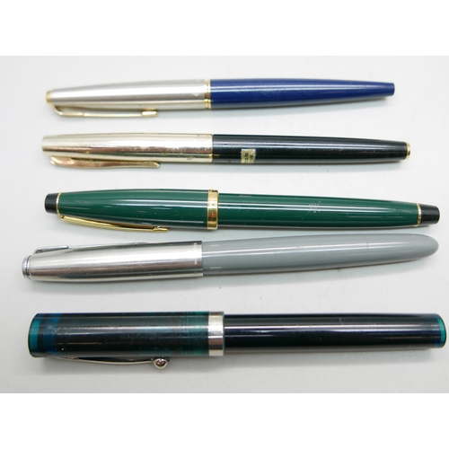 904 - A Japanese Space Man fountain pen, two Parker, a Sheaffer with translucent cap and a Cross fountain ... 