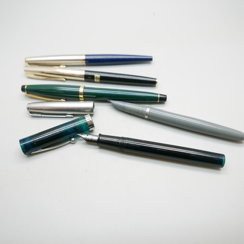 904 - A Japanese Space Man fountain pen, two Parker, a Sheaffer with translucent cap and a Cross fountain ... 