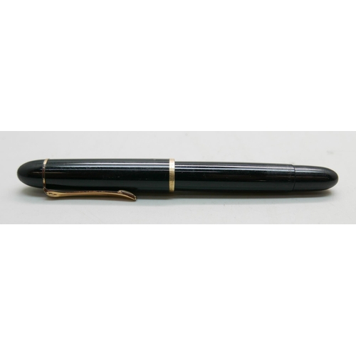 910 - A German Pelikan fountain pen with 585 14ct nib