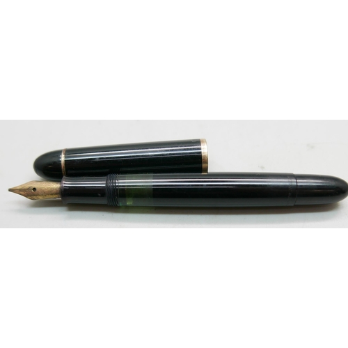 910 - A German Pelikan fountain pen with 585 14ct nib