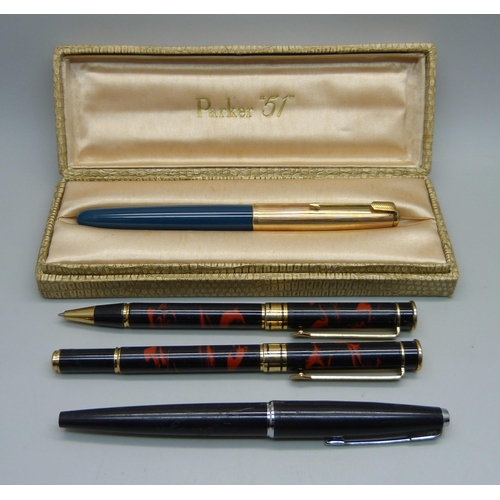 924 - A collection of pens; Parker 51 boxed and one other ink pen and a matching ink pen and ballpoint pen