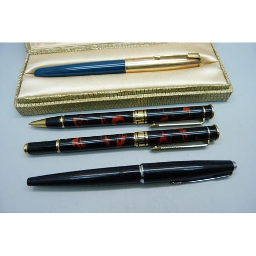 924 - A collection of pens; Parker 51 boxed and one other ink pen and a matching ink pen and ballpoint pen