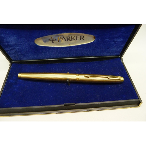 928 - A gold plated Parker fountain pen with a 14ct gold nib, boxed