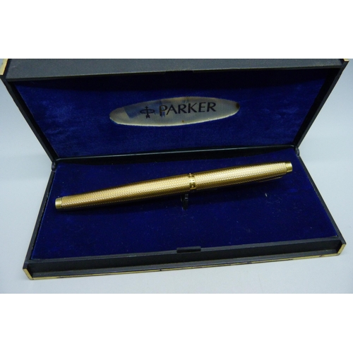 928 - A gold plated Parker fountain pen with a 14ct gold nib, boxed