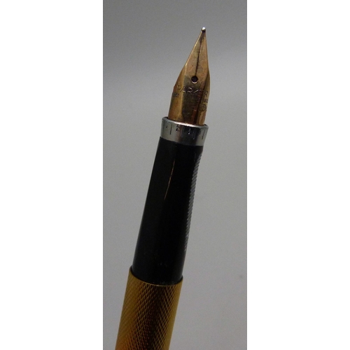 928 - A gold plated Parker fountain pen with a 14ct gold nib, boxed