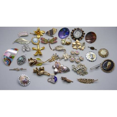 937 - Thirty-four costume brooches