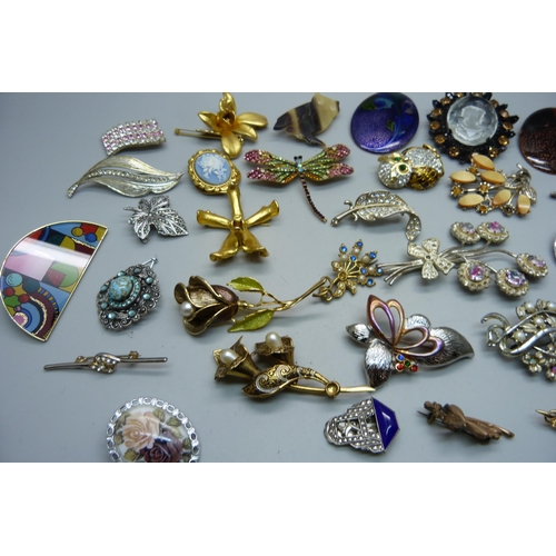 937 - Thirty-four costume brooches