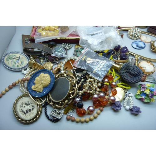 943 - Costume jewellery