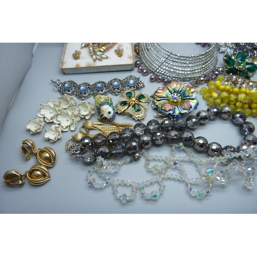 948 - A collection of costume jewellery