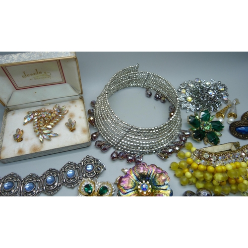 948 - A collection of costume jewellery