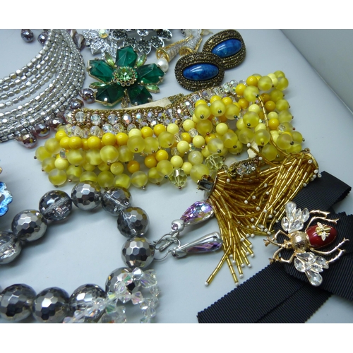 948 - A collection of costume jewellery