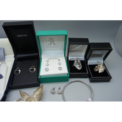 949 - A collection of silver and white metal jewellery, some boxed