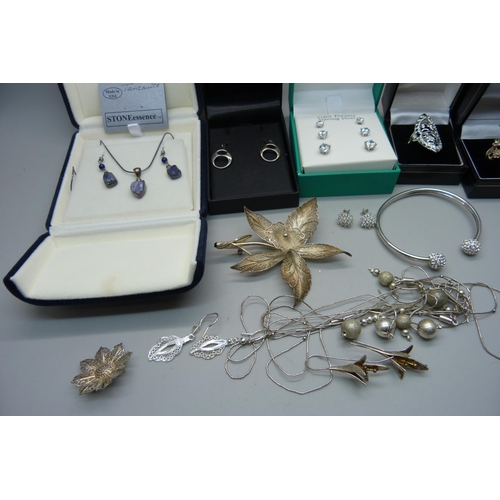 949 - A collection of silver and white metal jewellery, some boxed