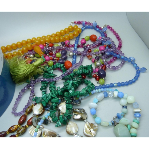 952 - A collection of semi-precious gemstone jewellery, rose quartz, malachite, etc.